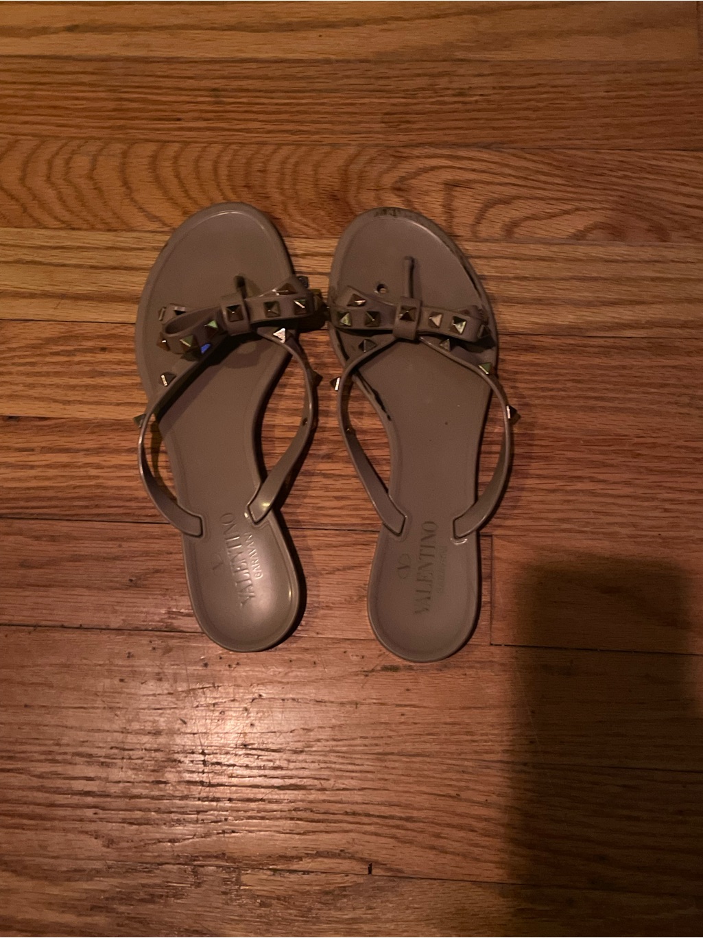Authentic Taupe Valentino Rockstud Bow Thong Sandals In Poudre - Need Tlc